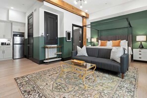 Iron/ironing board, travel cot, free WiFi, bed sheets - Downtown Suite with Rooftop Pool, Game Room & Gym (New Orleans)