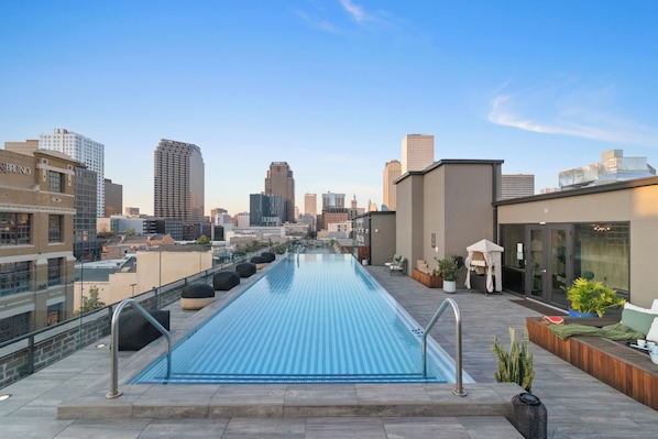 Lämmitetty uima-allas