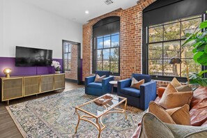 TV connectée, baby-foot, table de tennis de table, chaîne hi-fi