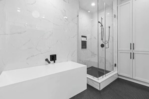 Dusche, Haartrockner, Handtücher, Shampoo