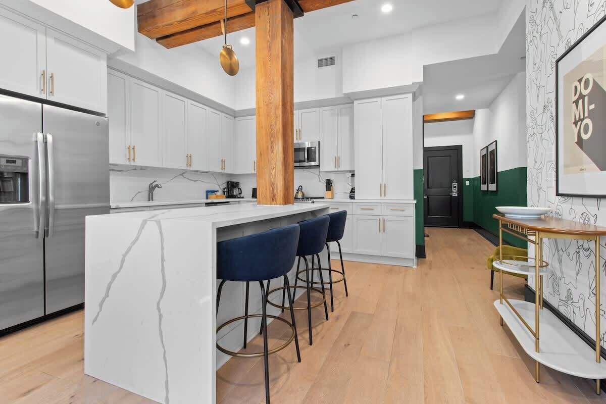 Réfrigérateur, four à micro-ondes, un four, surface de cuisson