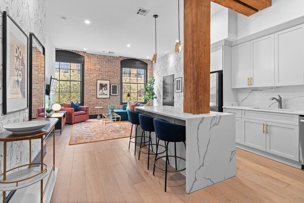 Interior - Downtown 2BR/2BA Sleeps 6 Heated Rooftop Pool Gym Gameroom Hotel (New Orleans)