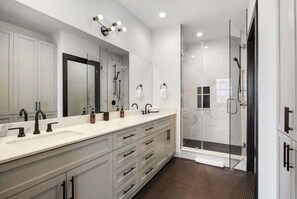 Dusche, Haartrockner, Handtücher, Shampoo