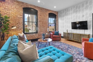 Smart-TV, fotballspill, bordtennis og stereoanlegg