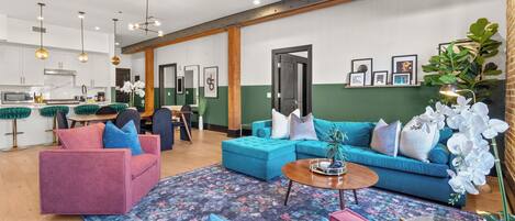 Smart TV, table football, ping pong, stereo