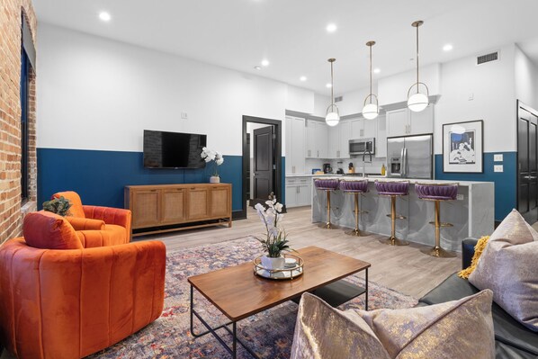 TV connectée, table de tennis de table, chaîne hi-fi