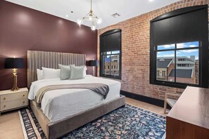 2 bedrooms, iron/ironing board, free WiFi, bed sheets - Luxury 2 Bedroom Downtown Suite (New Orleans)