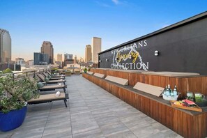 Outdoor dining - Luxury 2 Bedroom Downtown Suite (New Orleans)