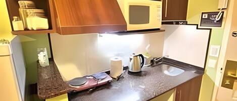 Refrigerador, microondas y utensilios de cocina