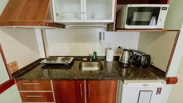 Refrigerador, microondas, utensilios de cocina