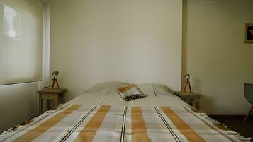 1 habitación, tabla de planchar con plancha y ropa de cama