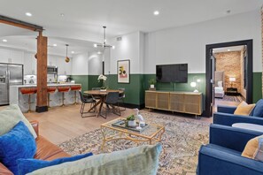 Smart-TV, Tischfußball, Tischtennisplatte
