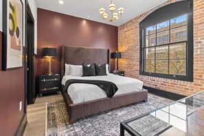 2 bedrooms, iron/ironing board, travel cot, free WiFi - Historic Building with Rooftop Pool – Walk to French Quarter (New Orleans)