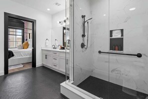 Dusche, Haartrockner, Handtücher, Shampoo