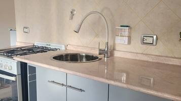 Réfrigérateur, four, cafetiÚre/bouilloire