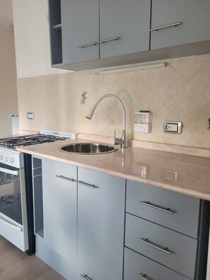 Réfrigérateur, four, cafetière/bouilloire