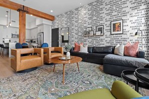 Smart TV, offices - Rooftop Pool | Full Kitchen | Game Room | Hotel (New Orleans)