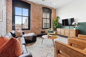 Smart TV, offices - Rooftop Pool | Full Kitchen | Game Room | Hotel (New Orleans)