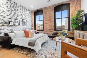 4 bedrooms, iron/ironing board, travel cot, free WiFi - Rooftop Pool | Full Kitchen | Game Room | Hotel (New Orleans)