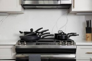 Fridge, microwave, oven, stovetop - Rooftop Pool | Full Kitchen | Game Room | Hotel (New Orleans)