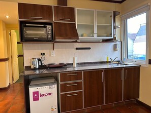 Refrigerador, microondas, utensilios de cocina