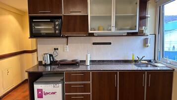 Refrigerador, microondas, utensilios de cocina