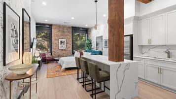 4 habitaciones, tabla de planchar con plancha y cuna de viaje