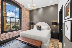 4 bedrooms, iron/ironing board, free WiFi, bed sheets - 4Bed/4BA Connecting Suites Double the Space Hotel (New Orleans)