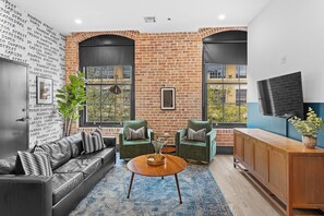 Smart-tv, ett bordtennisbord och en stereo