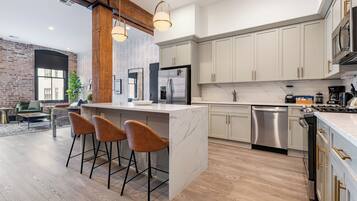 Refrigerador, microondas, horno y parrilla de estufa