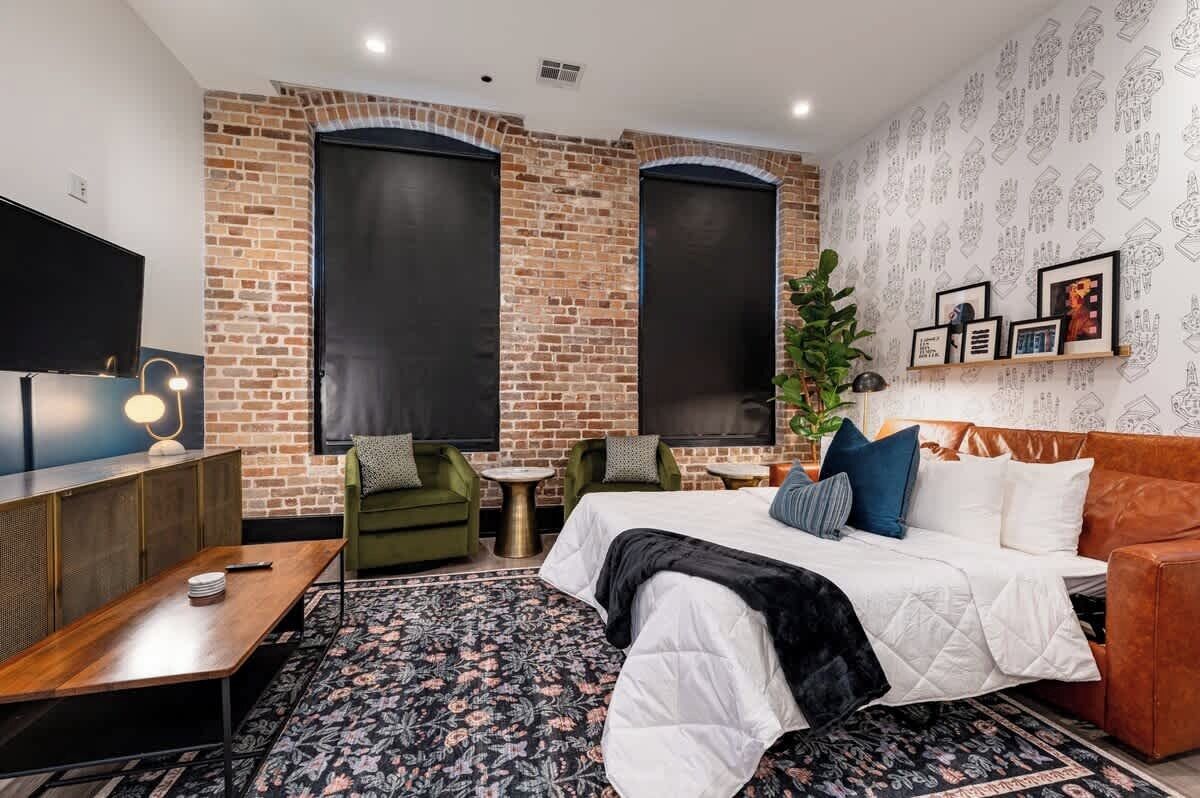 4 bedrooms, iron/ironing board, free WiFi, bed sheets
