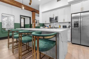 Refrigerador, microondas, horno, placa de cocina
