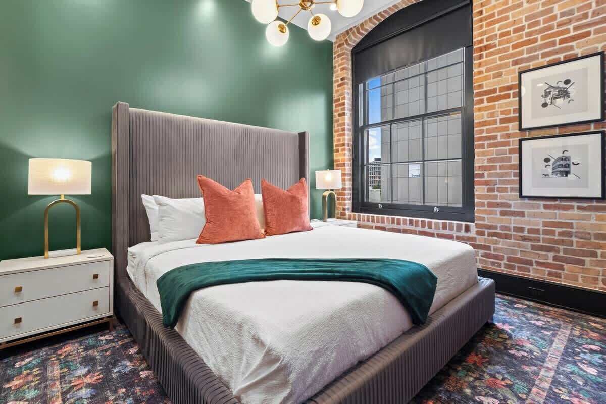 4 bedrooms, iron/ironing board, free WiFi, bed sheets