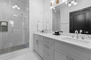 Shower, hair dryer, towels, soap - Luxury | Pool | Game Room | Downtown Hotel (New Orleans)