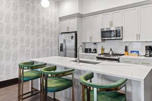 Fridge, microwave, oven, stovetop - Luxury | Pool | Game Room | Downtown Hotel (New Orleans)
