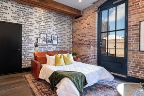 4 bedrooms, iron/ironing board, travel cot, free WiFi - Lux 4BD/4BA +2 Sleeper Sofas | Own Terrace | Hotel (New Orleans)