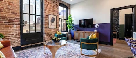 Smart TV, futbolito y tenis de mesa