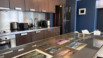 Refrigerador, horno, cafetera/tetera, utensilios de cocina