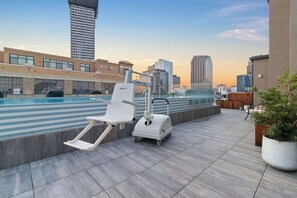A heated pool - Corner Penthouse-Private Terrace – Hotel (New Orleans)