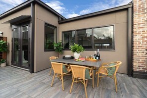 Outdoor dining - Corner Penthouse-Private Terrace – Hotel (New Orleans)