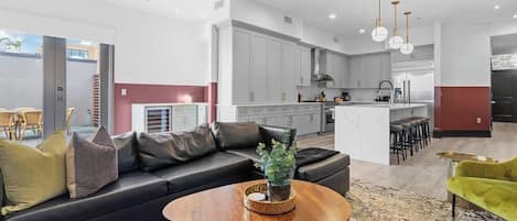 Smart TV, ping pong, stereo