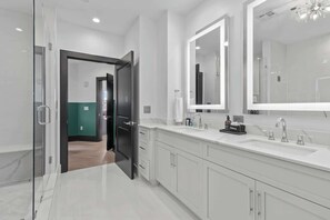 Shower, hair dryer, towels - Downtown Corner Penthouse w/ Private Terrace Hotel (New Orleans)