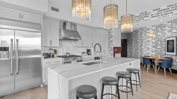 Refrigerador, microondas, horno y parrilla de estufa