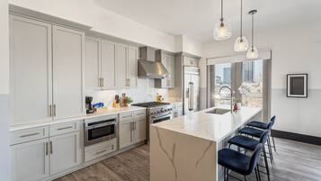 Refrigerador, microondas, horno y parrilla de estufa