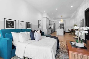 3 bedrooms, iron/ironing board, travel cot, free WiFi - LUX | Rooftop Pool | Workspace | Games | Hotel (New Orleans)