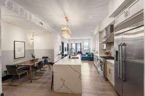 Fridge, microwave, oven, stovetop - LUX | Rooftop Pool | Workspace | Games | Hotel (New Orleans)