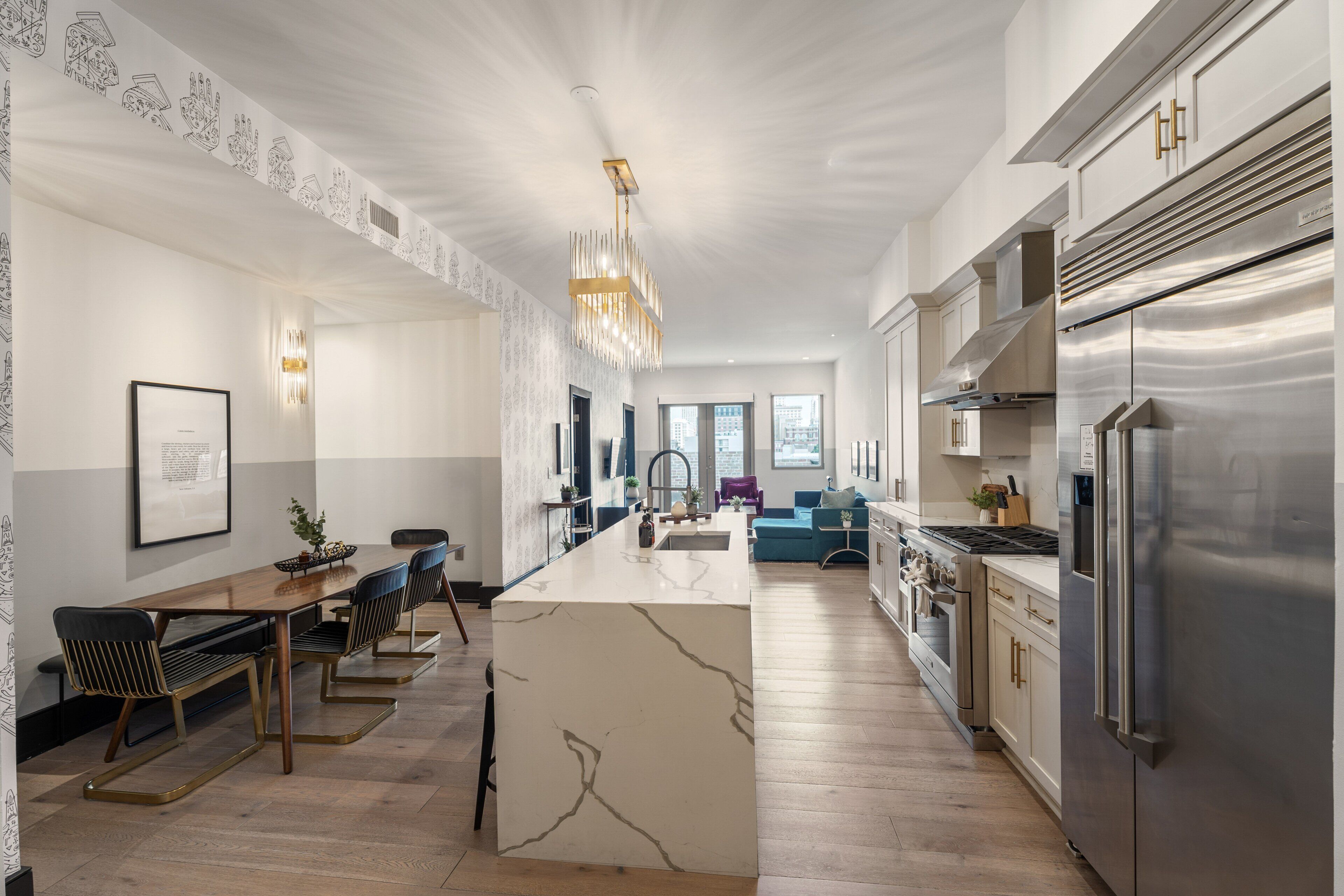 Réfrigérateur, four à micro-ondes, un four, surface de cuisson