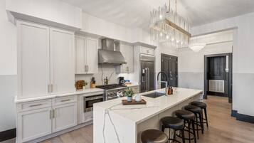 Réfrigérateur, micro-ondes, four, plaque de cuisson