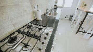 Microwave, cookware/dishes/utensils