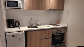 Microondas, horno, utensilios de cocina